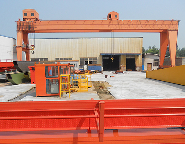 鲁中门式起重机 